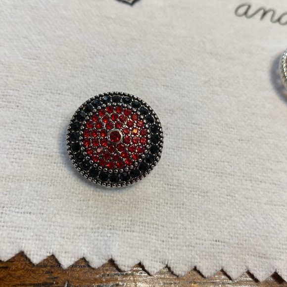 Magnolia and Vine, 5 original snaps, Red & Black theme. New - Picture 3 of 6